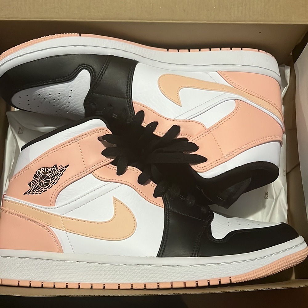 Authentic Air Jordan’s white/attic orange-black.‼️ 8.5 in mens 10 in womens‼️